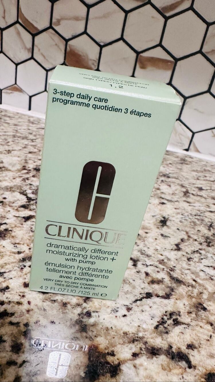 Clinique Dramatically Different Moisturizer Lotion For Dry Skin Types New